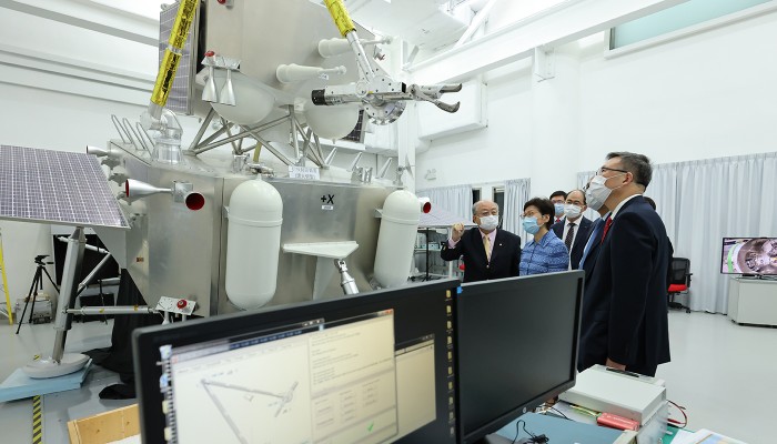 Professor Yung Kai-leung (left), Director of Research Centre for Deep Space Explorations, explained PolyU’s participation in collecting lunar soil in Chang’e-5 mission