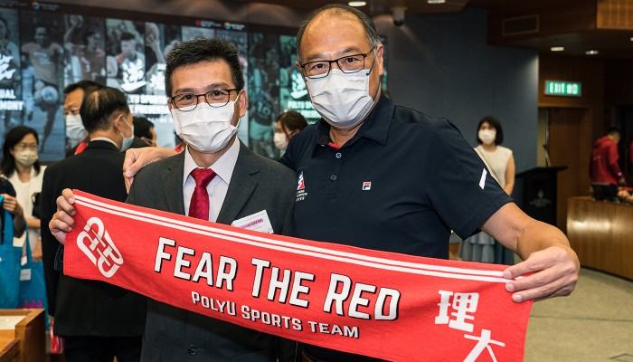 Kenny (left) and Dr Lam Tai-fai, Chairman of PolyU Council (right), felt proud of the achievements of the PolyU Sports Team.