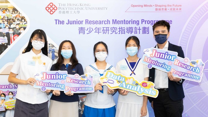Under the advice of Dr Arnold Wong (first from right), Associate Professor of the Department of Rehabilitation Sciences at PolyU, four students from Good Hope School and Diocesan Girls’ School conducted research on "The Prevalence of Musculoskeletal Pain and the Associated Risk Factors among Adolescents in Secondary Schools".