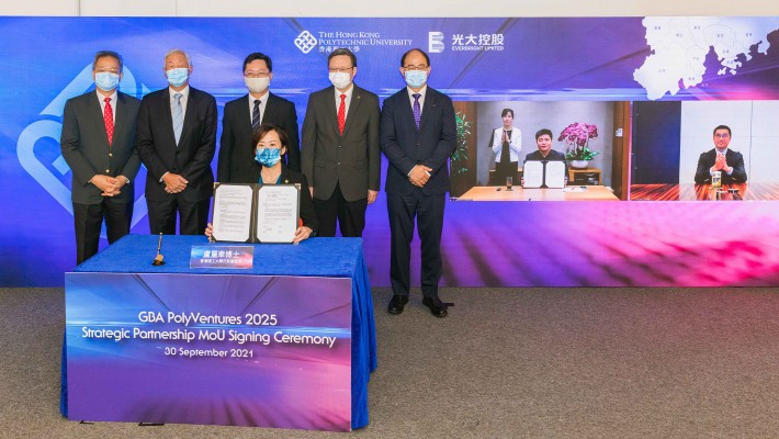 Dr Miranda Lou, Executive Vice President of PolyU (front), and Mr Wang Yizhe, Managing Director of China Everbright Ltd (second from left on the screen), signed the “GBA PolyVentures 2025” Strategic Partnership MoU, witnessed by (starting from left at the back) Mr Richard Leung, PolyU Council Member, Dr Lawrence Li Kwok-chang, PolyU’s Deputy Council Chairman, Mr Alfred Sit, Secretary for Innovation and Technology of the HKSAR Government, Professor Jin-Guang Teng, PolyU President, Professor Wing-tak Wong, Deputy President and Provost of PolyU, Mr So Hiu Pang, Vice President of China Everbright Ltd (first from right on the screen) and Ms Fan Wenhan, Investment Director of China Everbright Ltd (first from left on the screen).