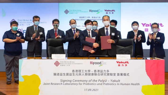 A signing ceremony was held on 17 September 2021 to mark the establishment of the PolyU-Yakult Joint Research Laboratory for Probiotics and Prebiotics in Human Health.
