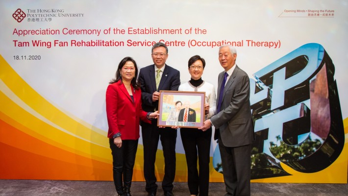 Mrs May Tam (2nd right) receives a souvenir from Prof. Teng (2nd left), Dr Lawrence Li (1st right), Deputy Chairman of Council. PolyU and Dr Katherine Ngan (1st left), Chairman of University Court, PolyU and Chairman of PolyU Foundation.