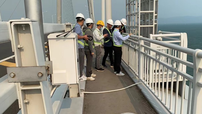 Students and researchers from PolyU’s Department of Civil and Environmental Engineering setting up sensors and data acquisition units on the Hong Kong-Zhuhai-Macao Bridge.