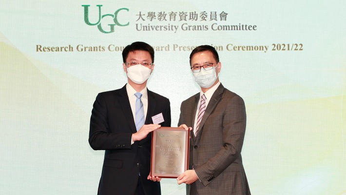 Secretary for Education Mr Kevin Yeung (right) awarded Prof. Zheng the RGC Senior Research Fellowship