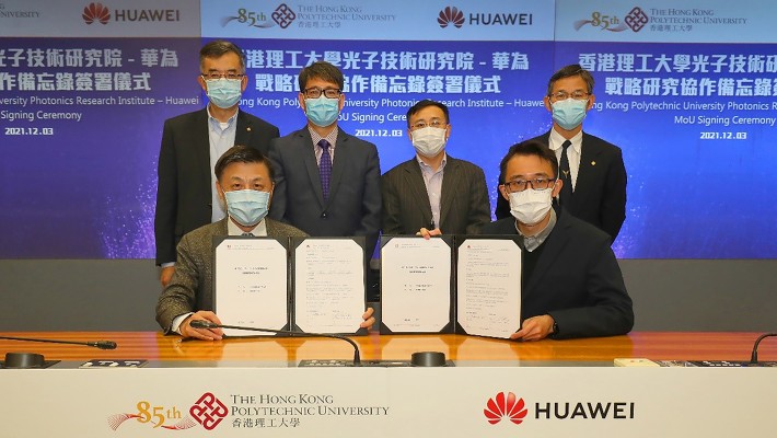 Prof. Lu Chao (seated, left), Director of PRI, signed the MoU with Mr Matthew Leung (seated, right), Director of Huawei Hong Kong Research Center. The signing ceremony was witnessed by Prof. Chen Qingyan (back row, 1st from left), Director of PolyU Academy for Interdisciplinary Research; Prof. Christopher Chao (back row, 2nd from left), Vice President (Research and Innovation) of PolyU; Mr Cai Chengwu (back row, 2nd from right), President of Huawei’s Asia Pacific Research Institute; and Prof. Larry Chow, Director of Research and Innovation of PolyU.