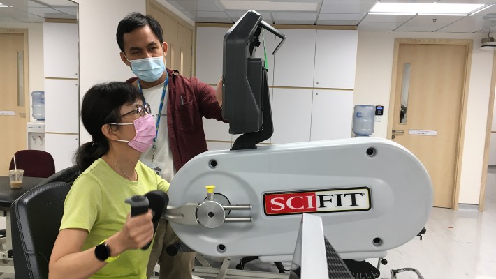 Under the guidance of PolyU physiotherapists, COVID-19 survivors had participated a 6-week training that aims to improve their lung capacity and lower limb muscle strength.