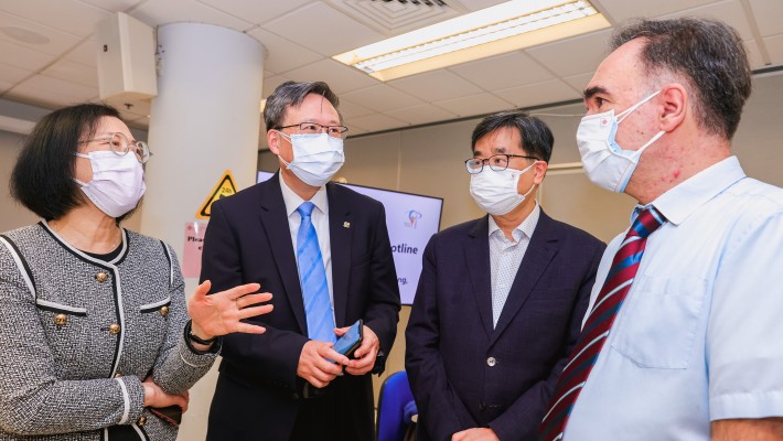 Prof. Jin-Guang Teng, PolyU’s President (2nd from left), accompanied Prof. Chan at the hotline outpost. They were joined by Prof. David Shum, Dean of the Faculty of Health and Social Sciences (2nd from right), and Prof. Alex Molasiotis, Head of the School of Nursing.