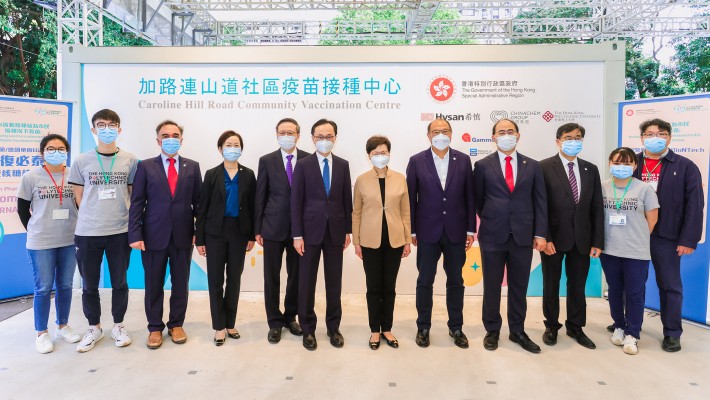 Mrs Carrie Lam Cheng Yuet-ngor, Chief Executive, and Mr Patrick Nip, Secretary for the Civil Service of the HKSAR Government, visited the Caroline Hill Road PCVC today, accompanied by PolyU Council Chairman Dr Lam Tai-fai (5th right), President Prof. Jin-Guang Teng (5th  left), Deputy President and Provost Prof. Wing-tak Wong (4th right), Executive Vice President Dr Miranda Lou (4th left), Dean of the Faculty of Health and Social Sciences Prof. David Shum (3rd right), Head of the School of Nursing Prof. Alex Molasiotis (3rd left) and School of Nursing Senior Clinical Associate Mr Edmond Tong (1st right).