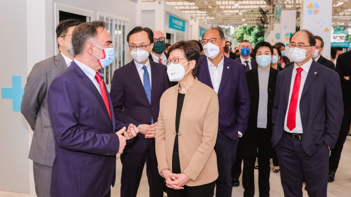 Head of PolyU’s School of Nursing Prof. Alex Molasiotis (front left) introduced the operation of the PCVC to Chief Executive Mrs Carrie Lam Cheng Yuet-ngor and Secretary for the Civil Service Mr Patrick Nip.