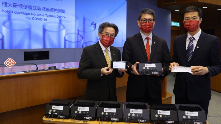 Prof. Christopher Chao, Vice President (Research and Innovation) of PolyU (Middle), was encouraged by the results of the portable testing device research project, which is led by Prof. Yip Shea-ping, Professor and Head of the Department of Health Technology and Informatics of PolyU (left) and Dr. Lee Ming-hung Thomas, Associate Professor and Associate Head of the Department of Biomedical Engineering of PolyU(right).