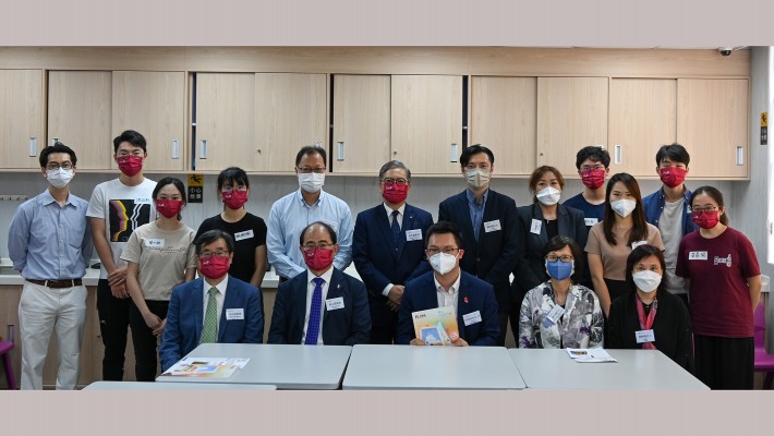 Mr Ho Kai-ming, JP, Under Secretary for Labour and Welfare (middle, front row) and Miss Yip Hau-yu, Hannah, Assistant Director (Rehabilitation and Medical Social Services) of the Social Welfare Department (2nd right, front row), visiting the Fu Hong Kai Yuet Adult Training Centre to express appreciation to the PolyU students