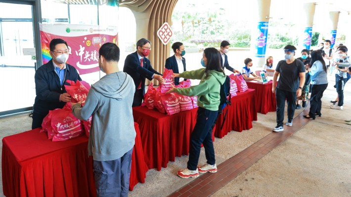 PolyU is grateful to the Youth Anti-Coronavirus Link and other organizers and donors for the COVID-19 supplies to students and staff.