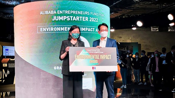 Professor Li Pei, Professor of the Department of Applied Biology and Chemical Technology at PolyU (left), receives the Environmental Impact Award on behalf of Grand Rise Technology at the JUMPSTARTER 2022 Grand Finale.