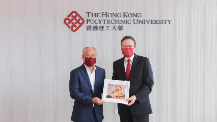 Dr Li Ning and PolyU President Prof Jin-Guang Teng share views on potential collaborations. 