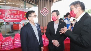Director-General Zhong Jichang participates in the distribution of COVID-19 supplies at PolyU