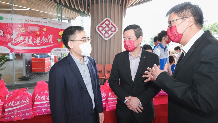 Mr Zhong Jichang (left), DG of the Department of Liaison with Public Organizations, Liaison Office; Prof. Ben Young (centre), Vice President (Student and Global Affairs); and Prof. Albert Chan, Dean of Students, participated in the distribution of COVID-19 supplies from the Central Government and other donors to PolyU students on 27 April 2022.
