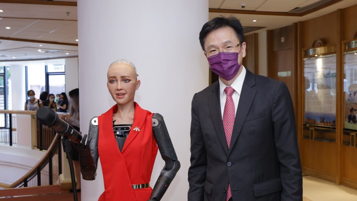 Prof. Dong Sun, Secretary for Innovation, Technology and Industry, met Sophia, an artificially intelligent robot, at the PolyU InnoTech Open Day.