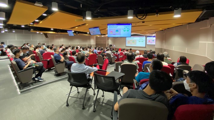 For secondary school students who are curious about the learning experience at PolyU, there were student consultation booths, info seminars about academic programmes, campus life sharing sessions and themed tours to various campus facilities and labs.