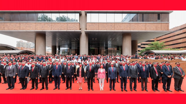 Dr Lawrence Li Kwok-chang (8th left), Deputy Council Chairman of PolyU, Dr Katherine Ngan Ng Yu-ying (8th right), Court Chairman of PolyU, together with the University senior management, staff, students and alumni attended the flag-raising ceremony.