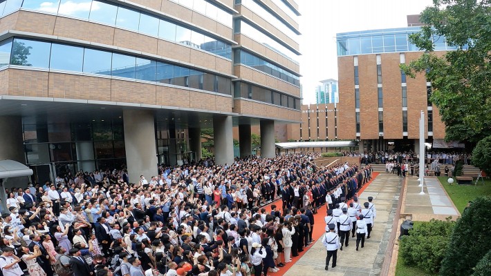 Over 1,000 members of the PolyU community attended the flag-raising ceremony on campus to celebrate the 73rd anniversary of the founding of the People’s Republic of China. 