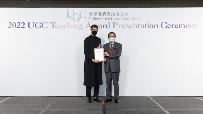 Dr Tulio Maximo (left), Assistant Professor from the School of Design of PolyU, received the 2022 UGC Teaching Award for Early Career Faculty Members from Mr Carlson Tong, Chairman of the UGC.
