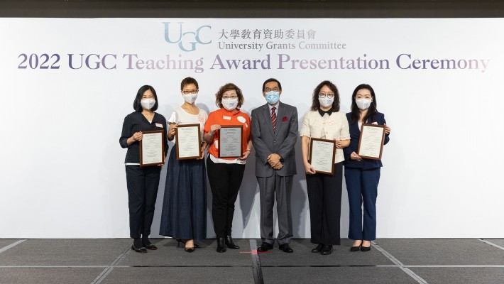 The EAC team, led by Dr Julia Chen (3rd from left), Director of the Education Development Centre of PolyU, received the 2022 UGC Teaching Award for Collaborative Teams from Mr Carlson Tong (3rd from right), Chairman of UGC.
