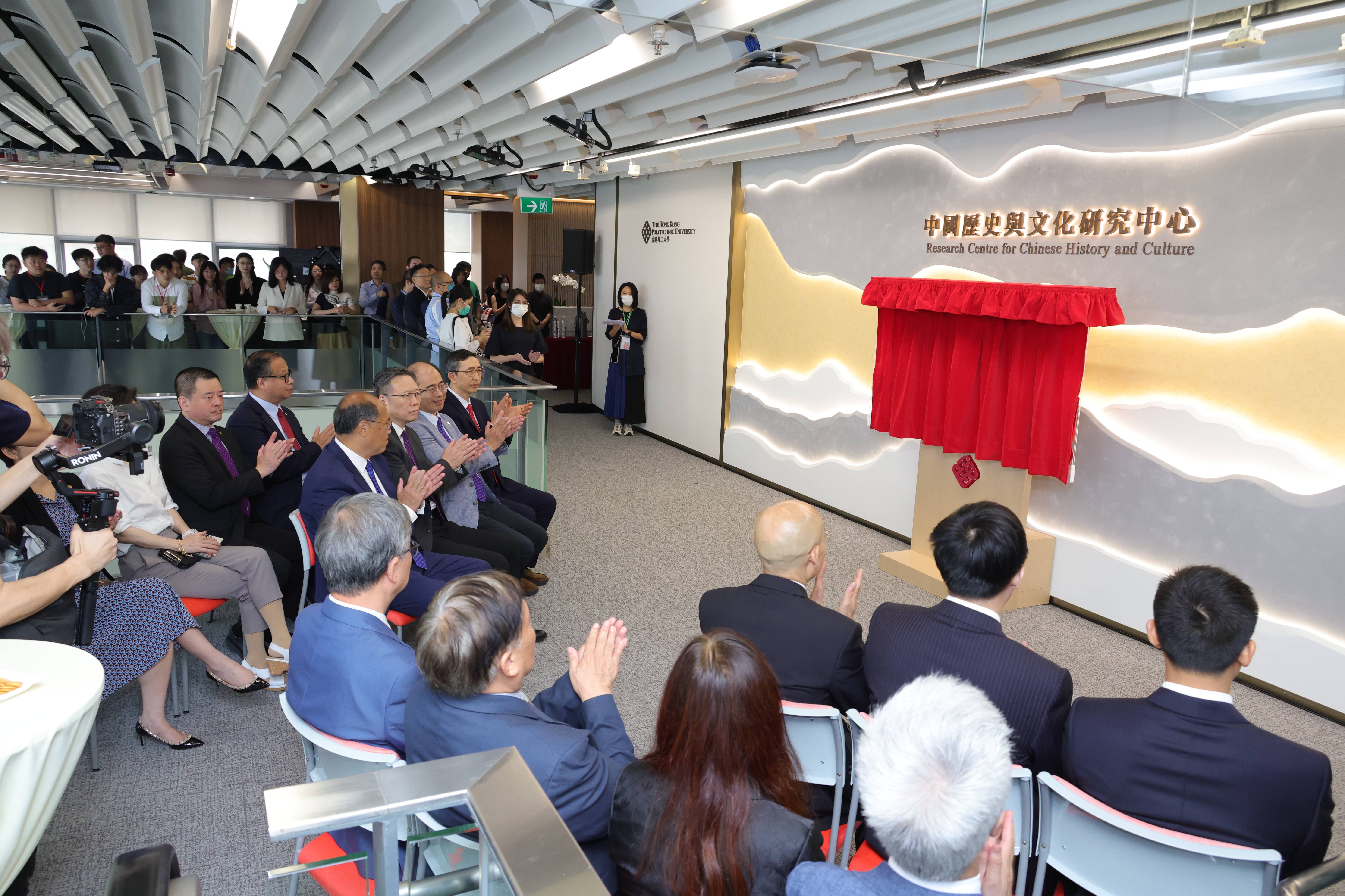 1_Open Ceremony_08_red logo