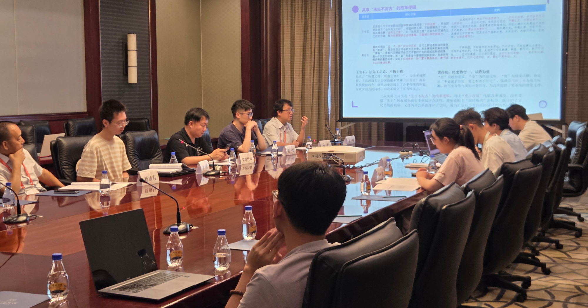 四校教师就学生的汇报进行点评。