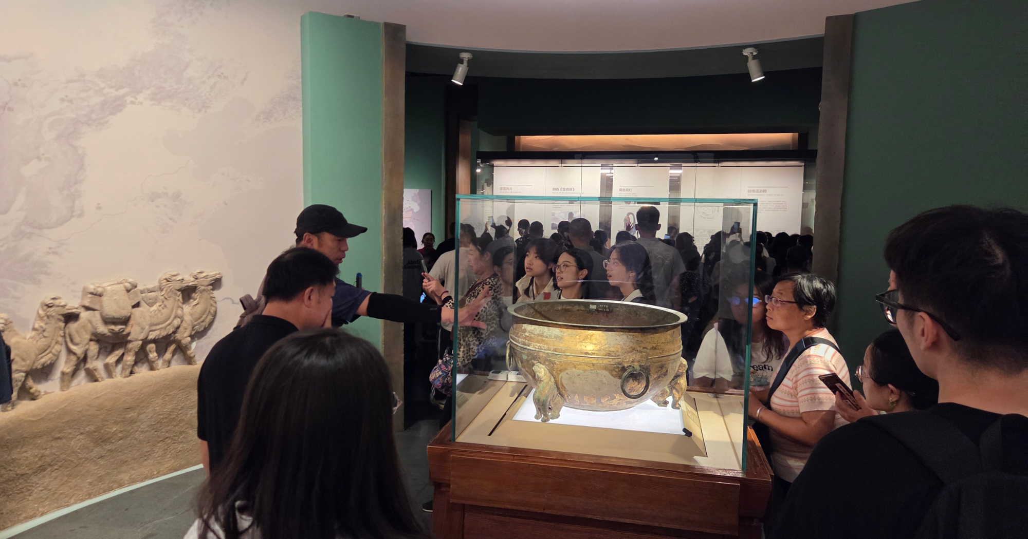 学生参观山西博物院, 通过历史文物认识中国历史。