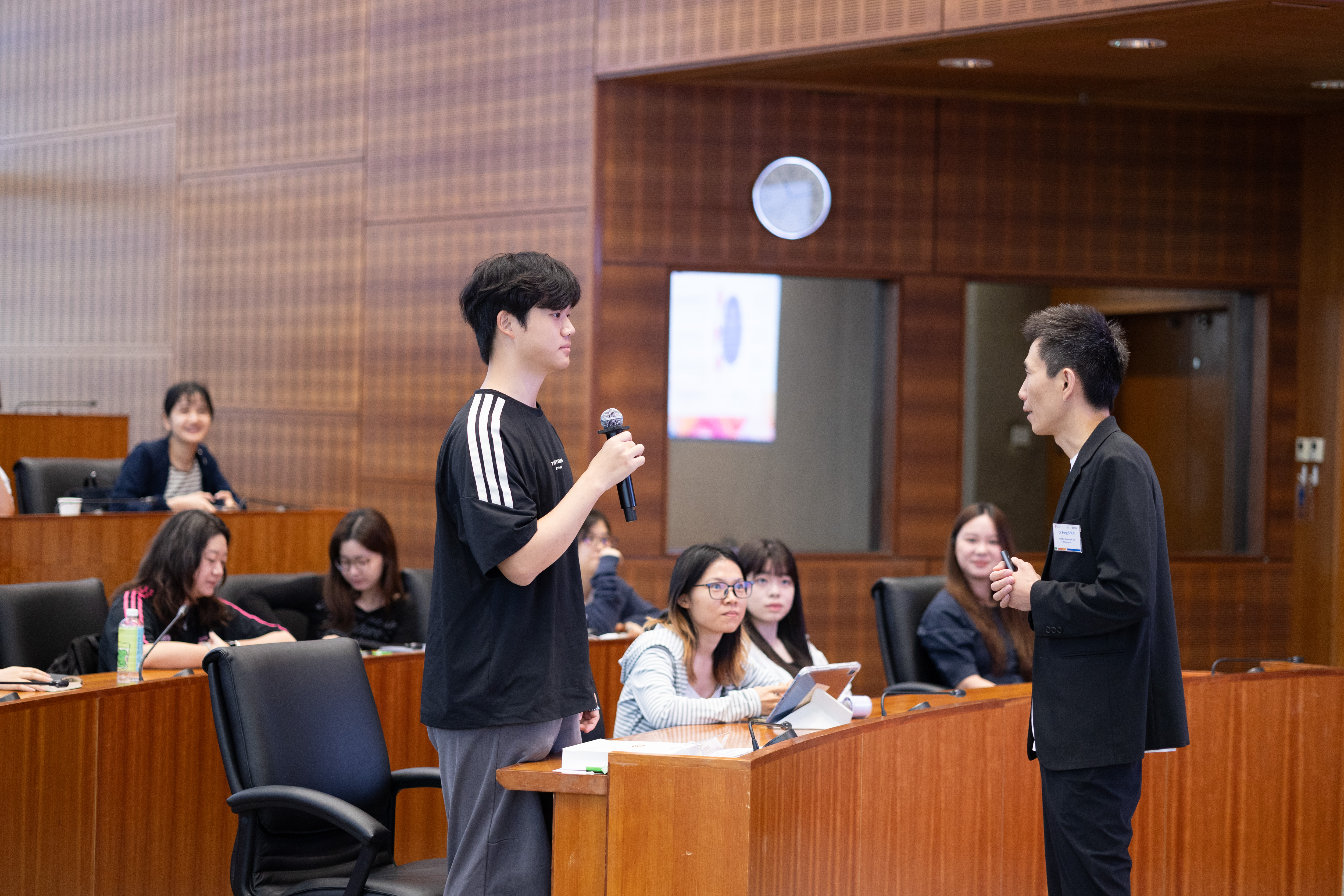Dr SHEN Peng interacts with PolyU faculty and students in the Q&A session.