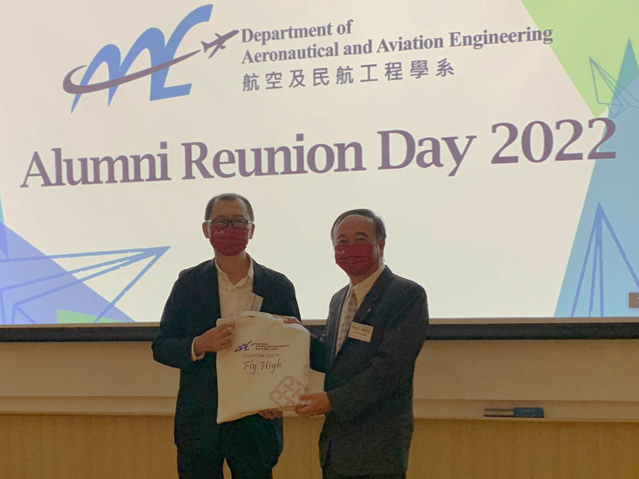 Prof. Chih-Yung Wen presented a souvenir to Ir Ricky LEUNG after the talk to show our gratitude for his support and participation in the AAE Reunion Day.