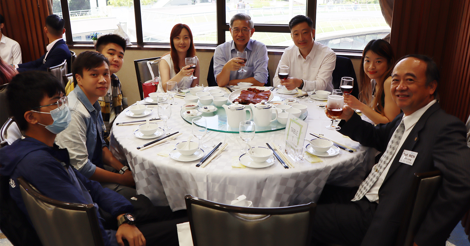 Industrial Professionals, Ir Ben Wong, Chairman and Chief Executive Officer of SATS HK Limited (3rd right), Ms Adalyn Tsui, HR Director of SATS HK Limited (4th left) and Ms Phoebe Cheng, Executive Assistant to CEO/Senior Manager, HR Solutions, SATS HK Limited (2nd right) joined Prof. H.C. Man, Faculty Dean (4th right) and Prof. Chih-Yung Wen (1st right), Head of Department, for the mentor lunch with our students and alumni.