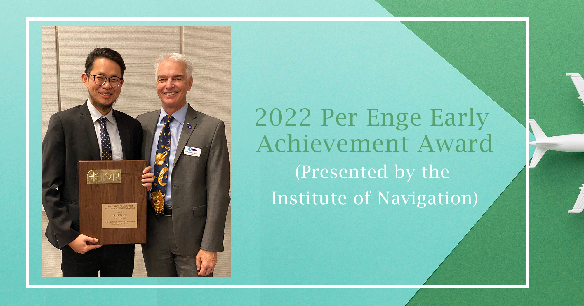 Dr Li-Ta Hsu (left) and Dr Frank van Diggelen (right), the president of the Institute of Navigation (ION), at the award presentation ceremony.