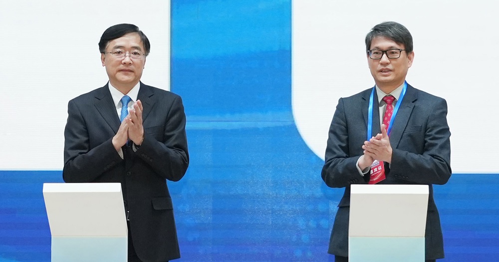 Prof. Christopher Chao, Vice President (Research and Innovation) of PolyU (right), and Mr Tan Wangeng, Director and Deputy Party Secretary of COMAC, signed the MoU on 27 March 2023 at the opening of the event.