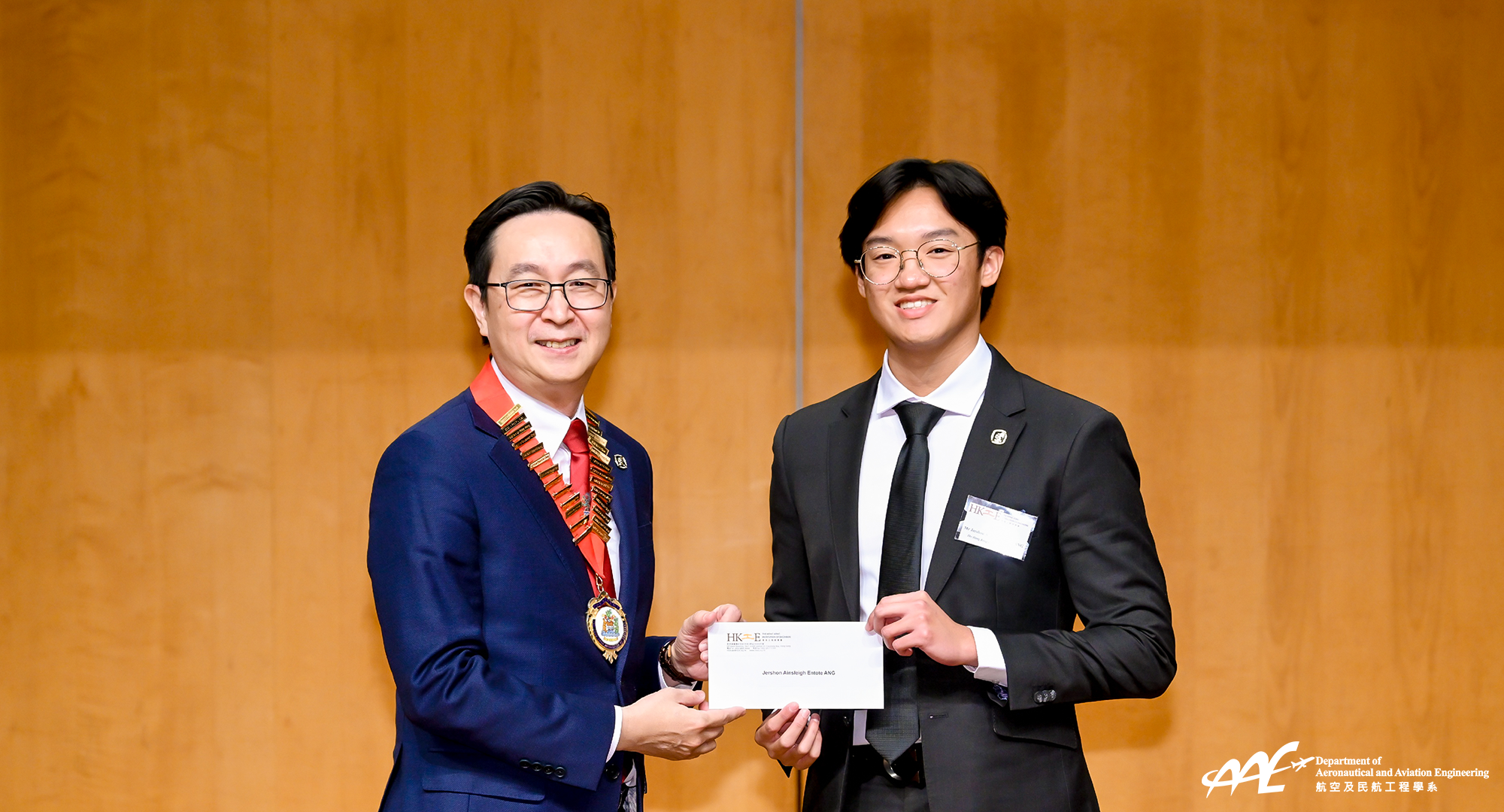Mr ANG Jershon Ainsleigh Entote (right) was awarded at the HKIE Prize Presentation Ceremony.