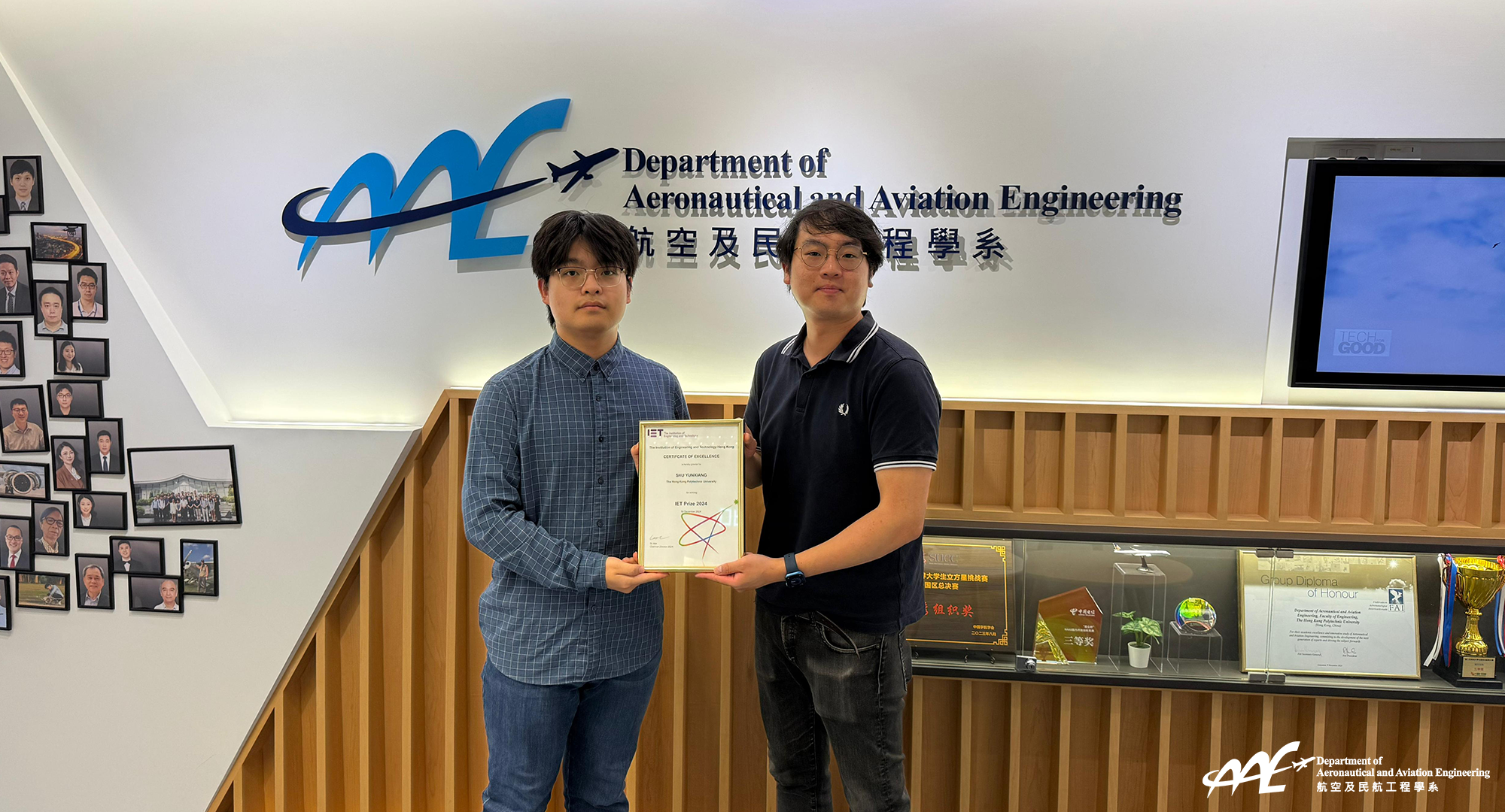 Mr SHU Yunxiang (left) proudly displays the IET Prize certificate with Prof. NG Kam Hung (right).