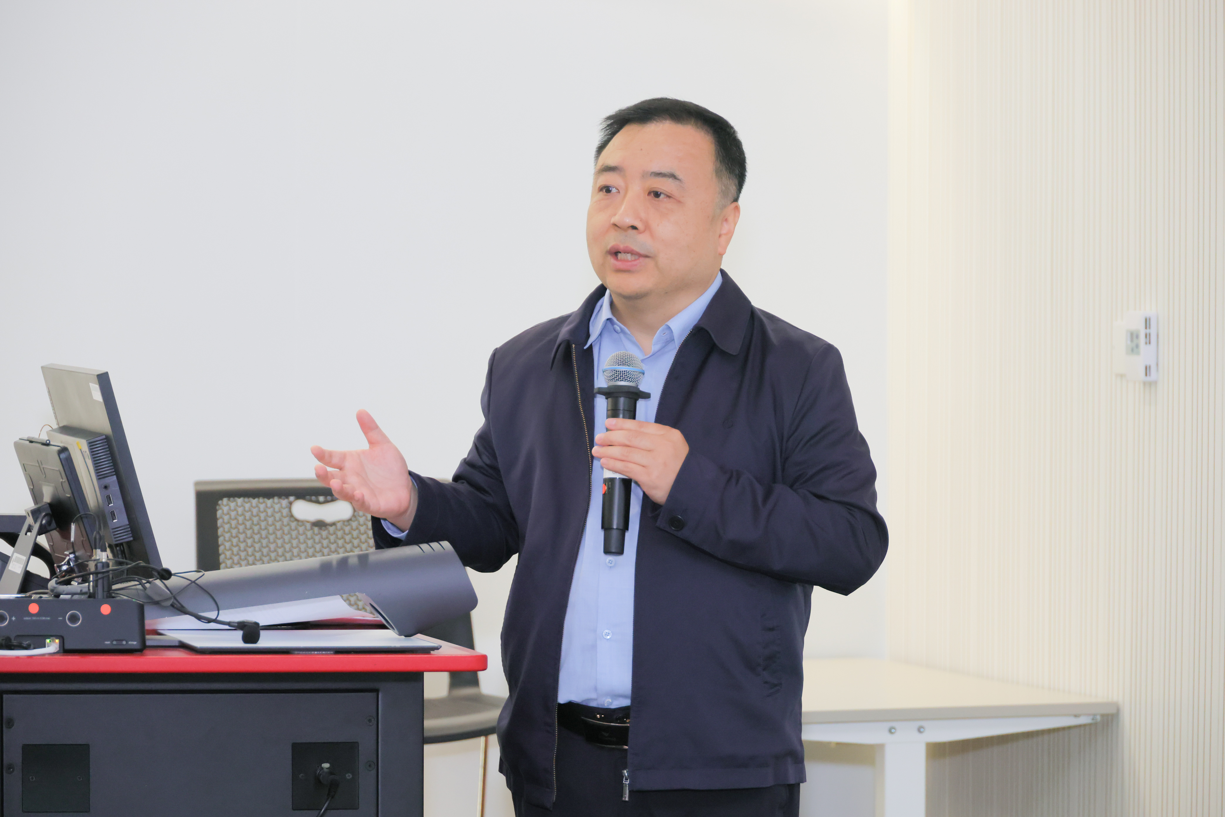Prof. Xiaoyong Wei, Chair of the Dielectric Committee of the Chinese Physical Society, Professor at Xi'an Jiaotong University, delivered the opening remarks on behalf of the symposium organizer.