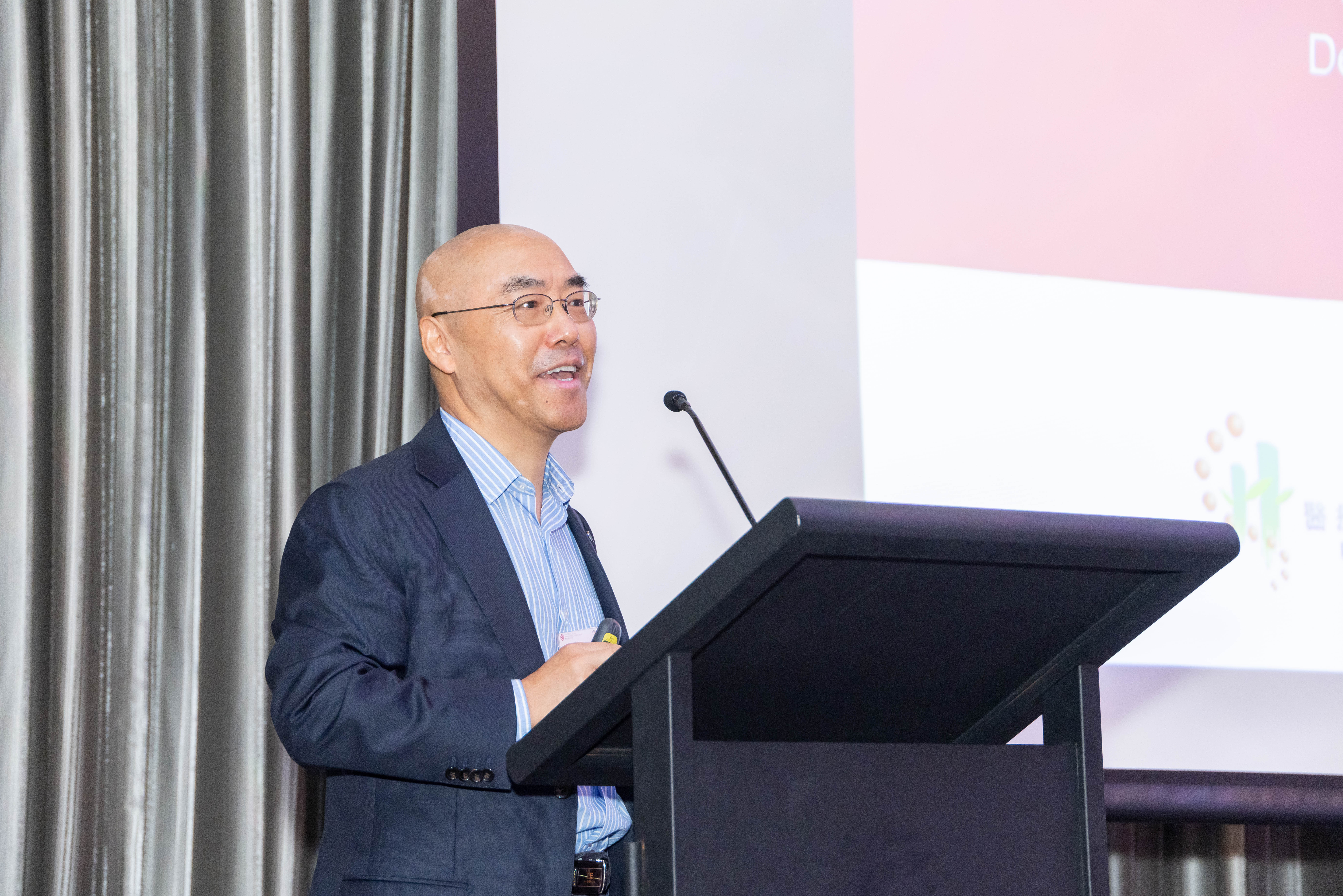 Prof. Weixiong Zhang, Associate Director of PolyU Academy for Interdisciplinary Research (PAIR), delivers the first keynote speech at the RCSV retreat.