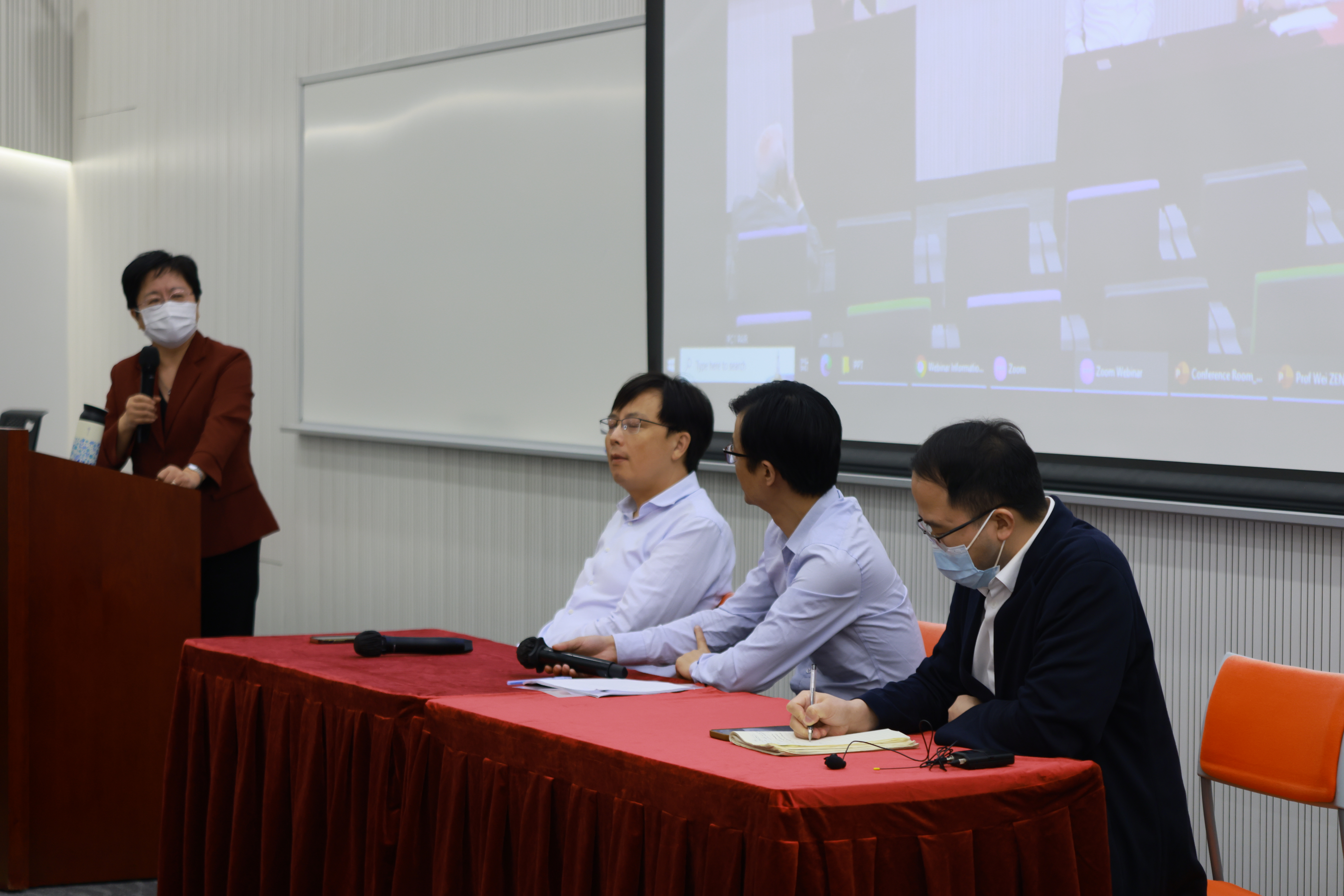 15Discuss on Challenges and Opportunities of Intelligent Wearable Systems