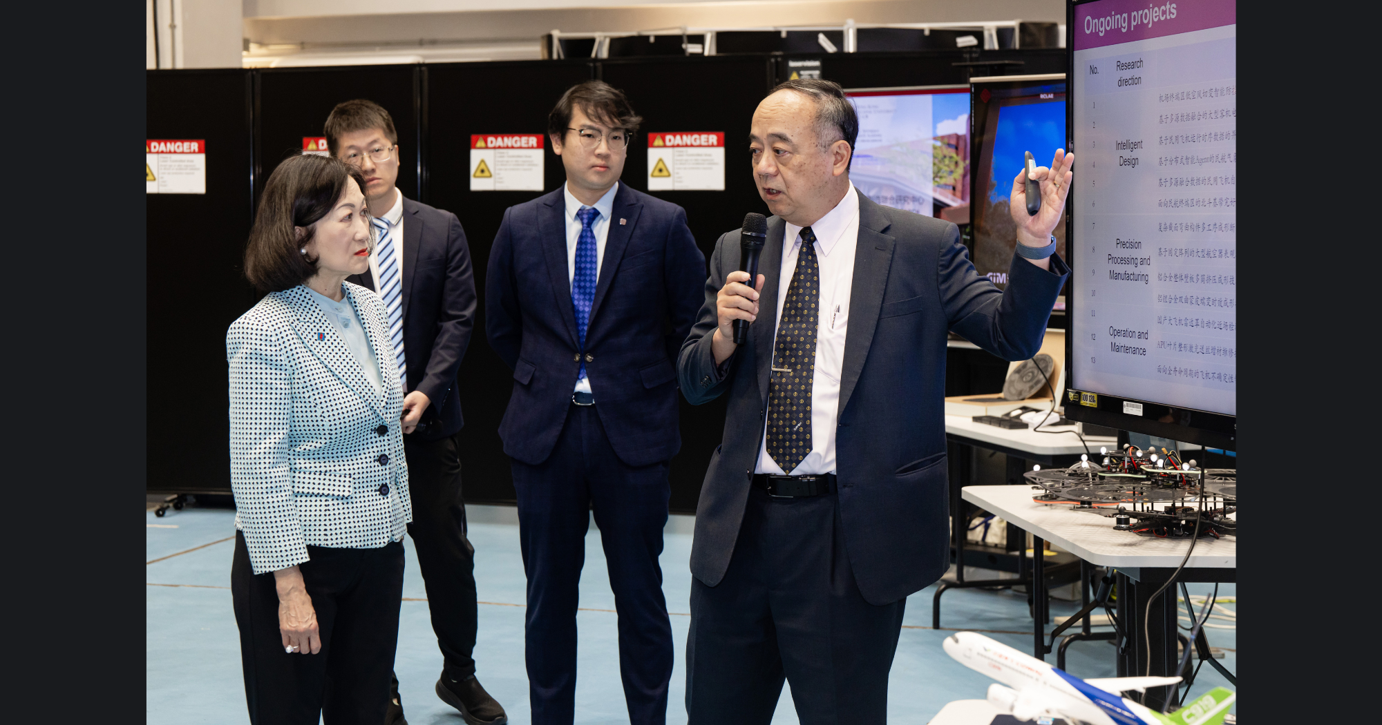 Prof. Chih-Yung WEN introduced the COMAC-PolyU Research Institute for Large Aircraft (RILA) and its key research areas to the delegation. 溫志湧教授向訪問團介紹研究院及其主要研究領域。