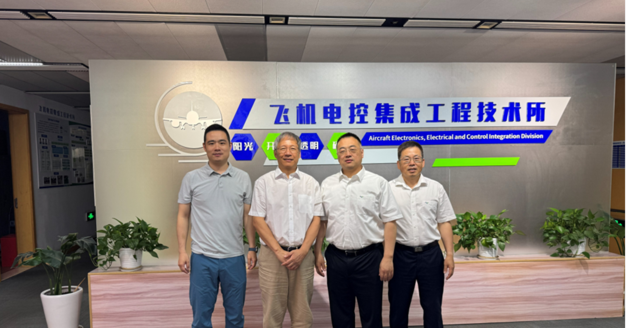 From right: Mr. Li Jiang, Mr. Luan Rui, Prof. Zhu Zi-Qiang, and Mr. Yi Zichun 由右至左：酈江、栾瑞、諸自強、易子淳