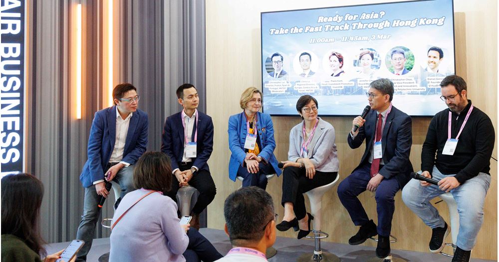 Prof Christopher Chao (2nd from right) shared his insights on how PolyU and Hong Kong’s research ecosystem help to nurture entrepreneurs and enable them to access regional and international markets at an MWC seminar.