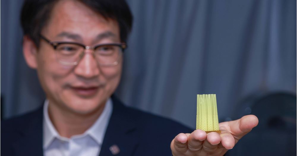 研究团队构建了一款3 × 3阵列仿生3D超材料机械传感器，各组件均采用了仿海胆棘刺的梯度多孔结构，无需额外电源，即可在水下即时记录电讯号，并精准定位水流冲击位置。