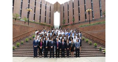 Photo taking session of PolyU Senior management RS staff and awardees of PolyUs Entry Scholarships f