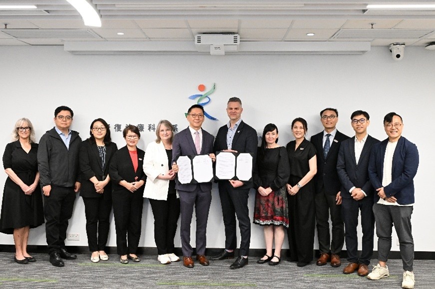 Group photo with delegations from Western University and PolyU RS.