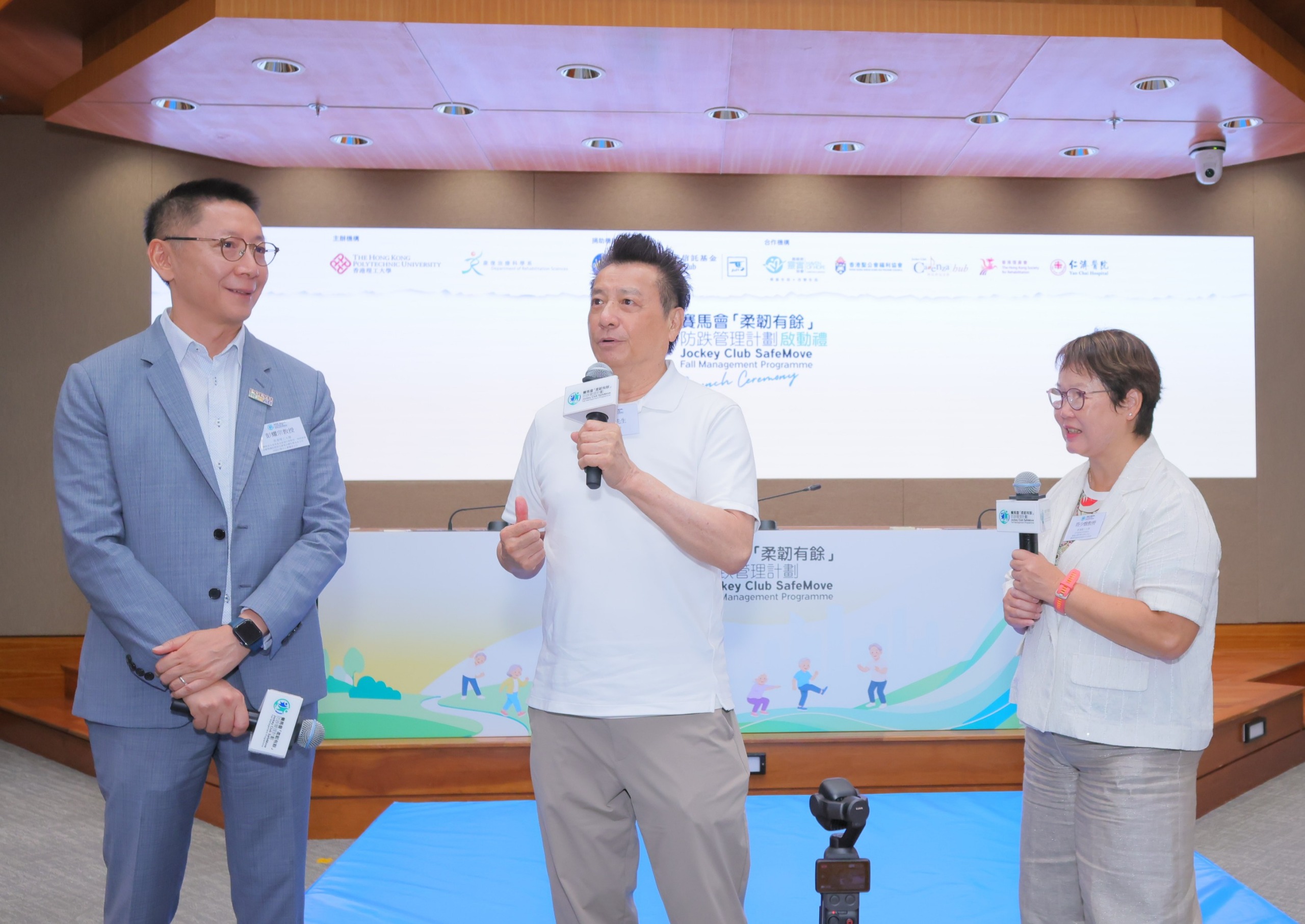 Mr Shek Sau (centre) shared tips for maintaining a healthy lifestyle, while Programme instructors demonstrated safe landing techniques.