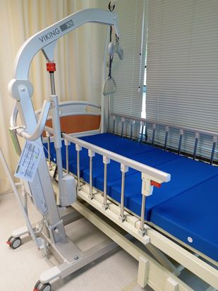 Electric_patient_lifter_and_bed