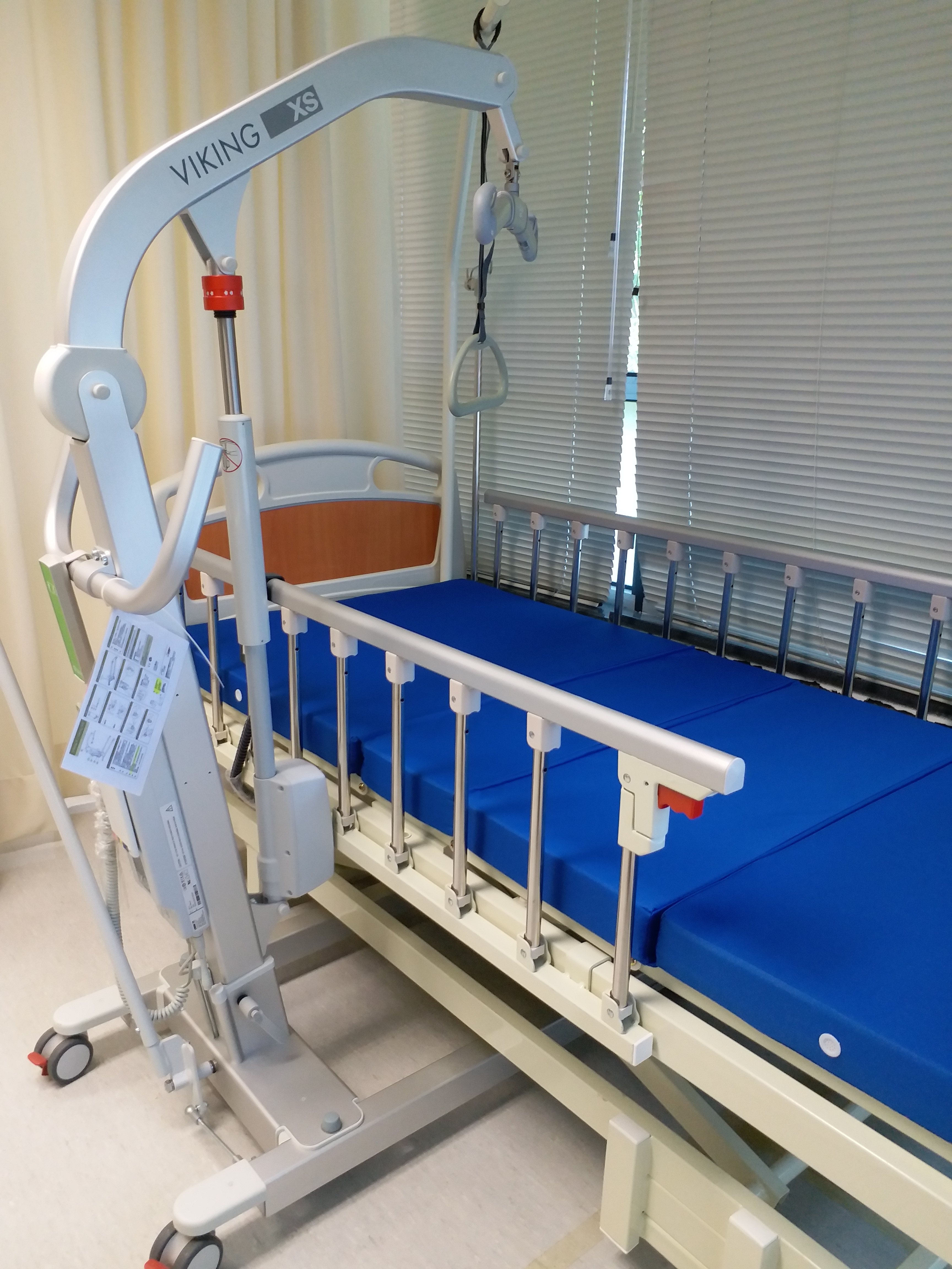 Electric_patient_lifter_and_bed