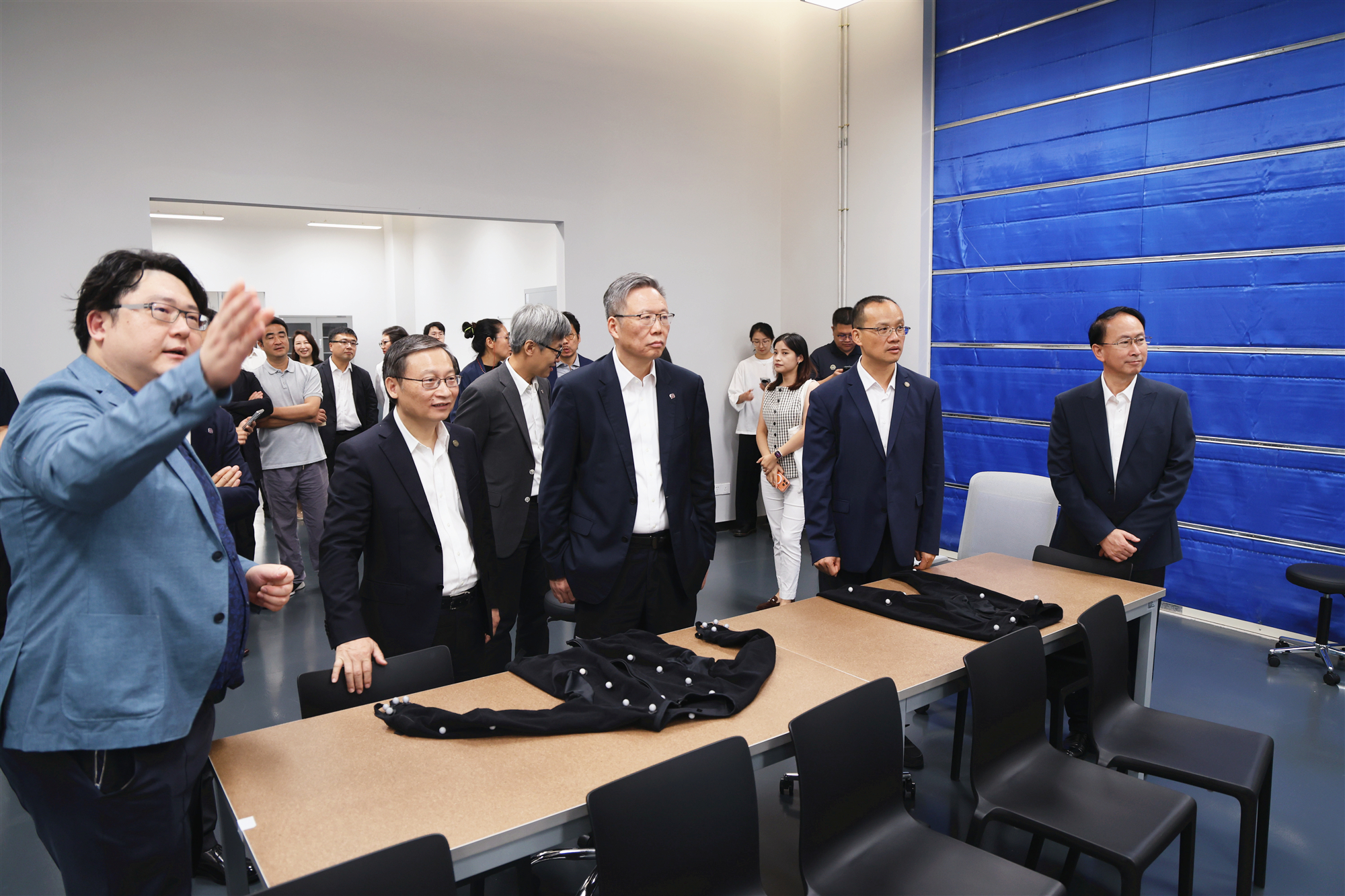 Following the ceremony, guests toured the campus of the Shenzhen International School of Design. 理大及哈工大代表參觀「哈爾濱工業大學香港理工大學深圳國際設計學院」。