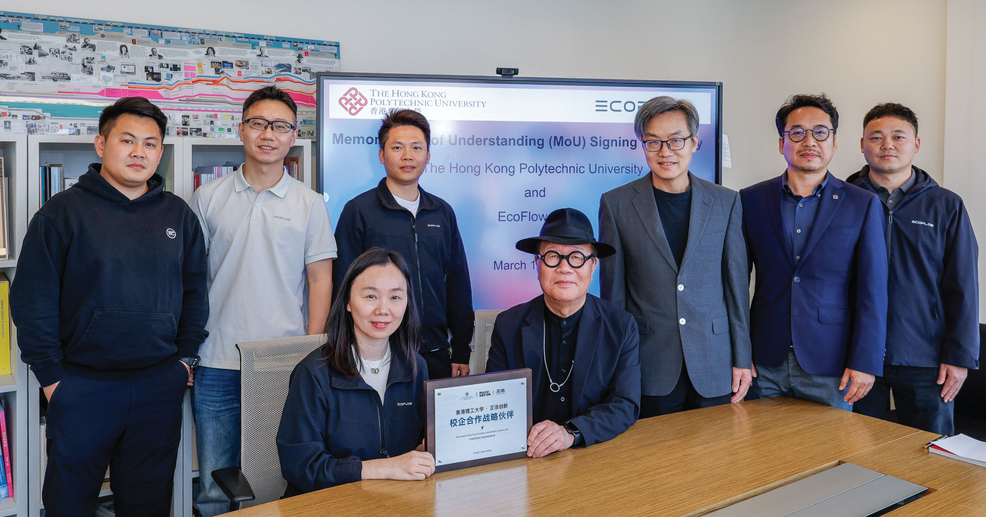 The ceremony was witnessed by Prof. Henry Duh, Associate Dean (Global and Industry Engagement) and Prof. Stephen J. Wang, Master of Design (MDes) Scheme Leader and Specialism Leader of ISD of PolyU Design, and representatives from EcoFlow.  出席並見證儀式的包括理大設計副院長（全球與產業協作）杜本麟教授、設計學碩士及ISD課程主任王佳教授，以及正浩創新代表。